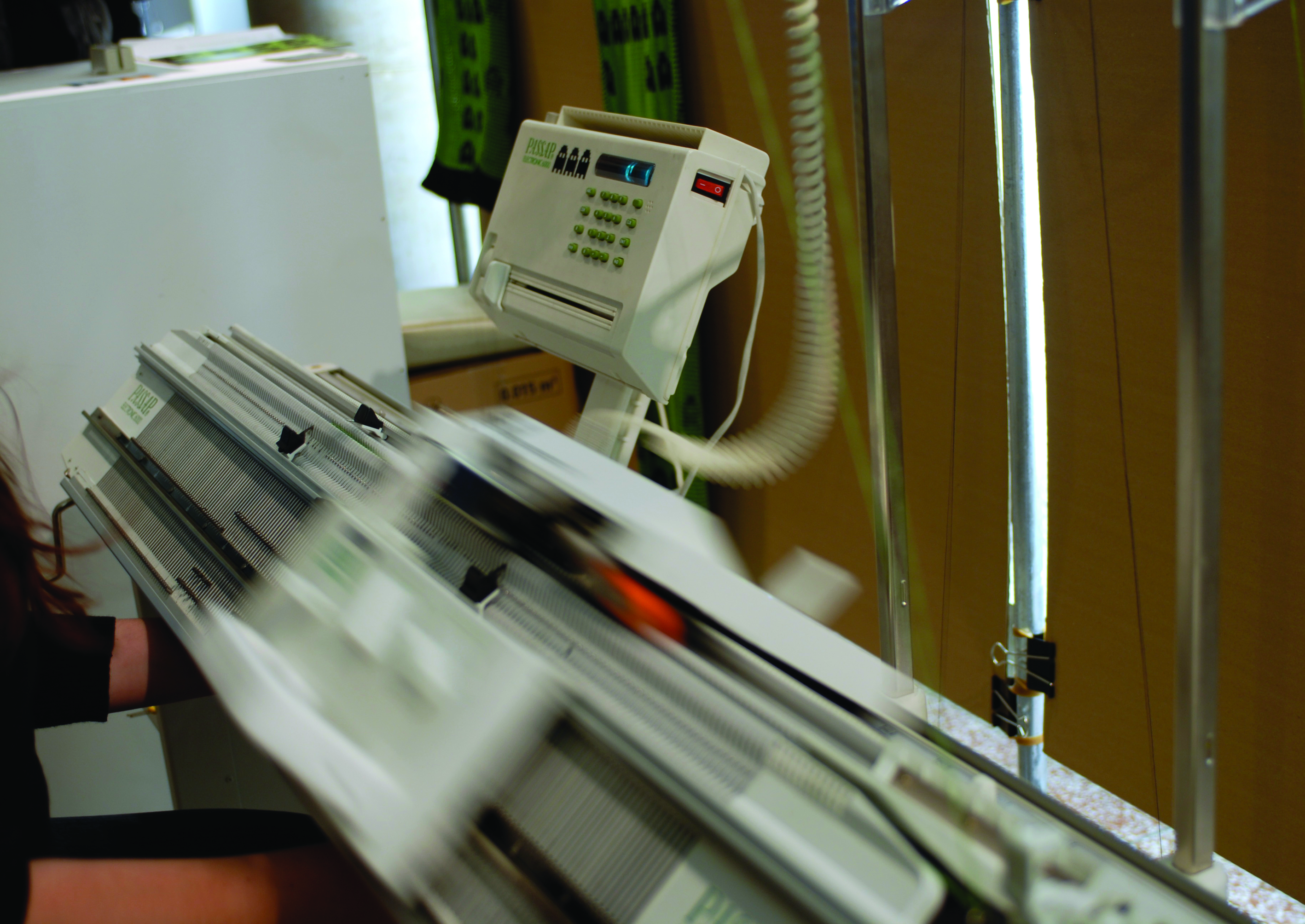 Strickmaschine in Aktion