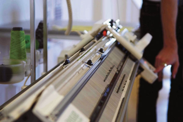 Nahaufnahme des Nadelbettes der Strickmaschine